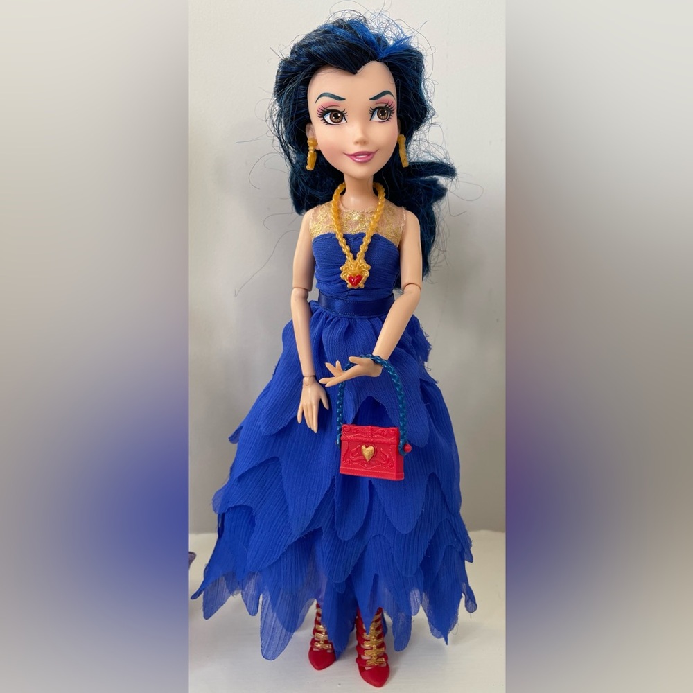 Disney Descendants Evie 11” Deluxe Coronation Doll Dress & Accessories